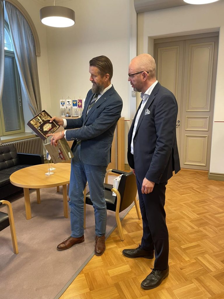 Saadik esitleb Jyväskylä linnapeale Timo Koivistole erilist kingitust, Vana Tallinnat Martinique’i saarelt pärit laagerdatud rummiga.